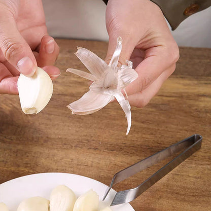 🎉[Kreativ present]🎁Högkvalitativa 304 rostfria stålklämmor för att skala vitlök i köket💥Köp 2 få 3 gratis tidsbegränsat erbjudande